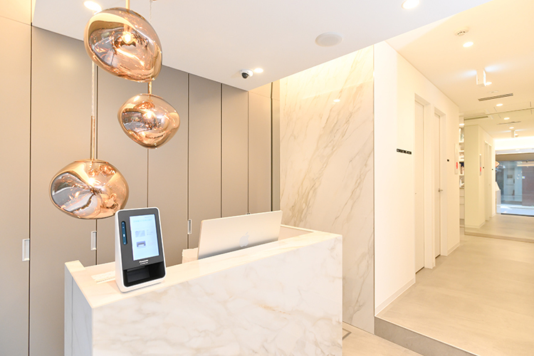 日本橋ひびき矯正歯科 中央区 仕事帰りに通いやすい立地に開業。やわらかな照明に包まれた受付