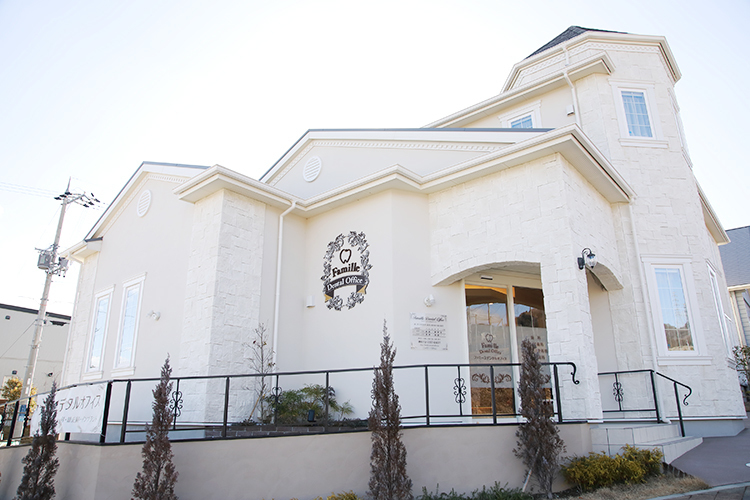 ファミーユデンタルオフィス 箕面市 閑静な住宅街にたたずむ「ファミーユデンタルオフィス」
