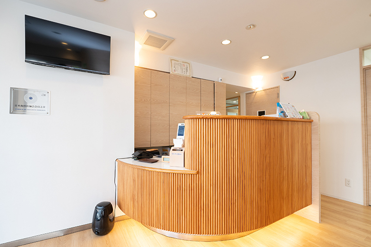 西落合リーフ歯科・矯正歯科 新宿区 木目を基調とした温かみのある院内
