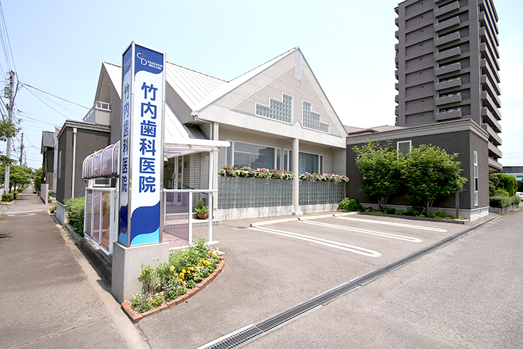 竹内歯科医院 綾歌郡宇多津町 JR予讃線・宇多津駅から車で3分と、交通至便な立地