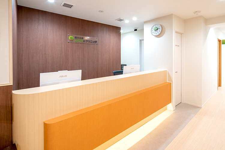 新大久保こころのクリニック 新宿区 明るく温かみのある色使いの受付