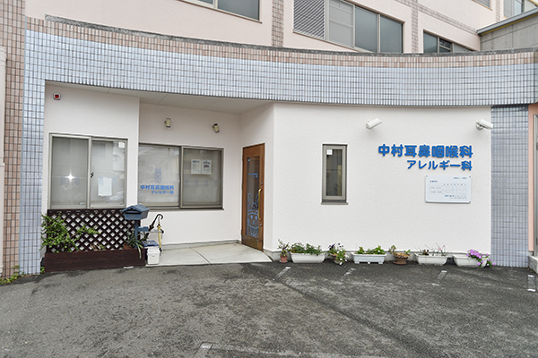 中村耳鼻咽喉科 高槻市 駐車場も3台完備。長年地域の健康を守るクリニック