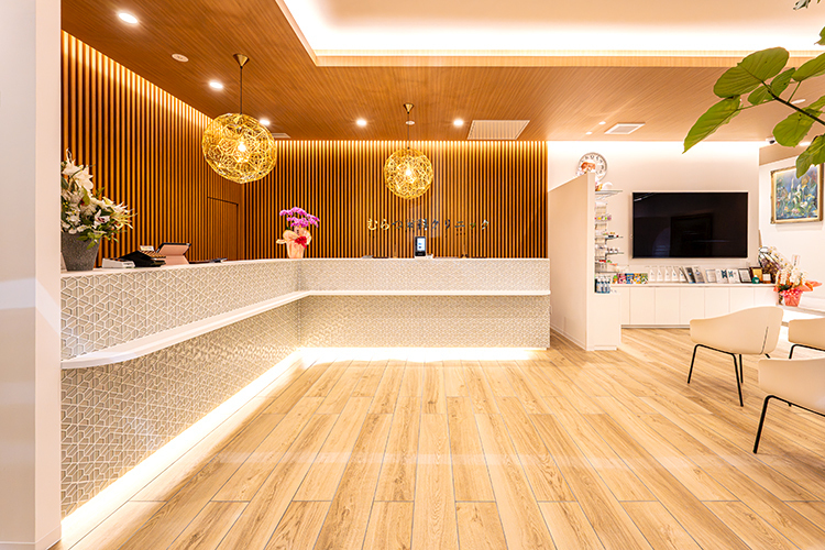 むらつ歯科クリニック 福岡市博多区 博多駅からすぐと好立地、院内は木目を生かした温かな雰囲気