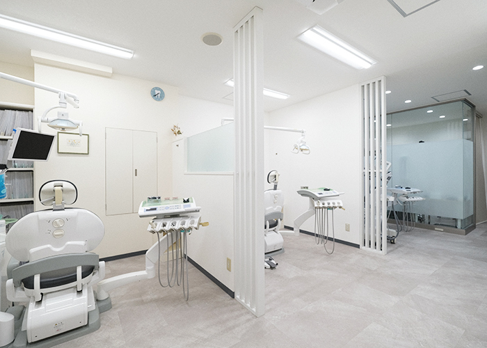 松原歯科クリニック 台東区 開業して15年以上の院内は白で統一され、清潔に管理されている