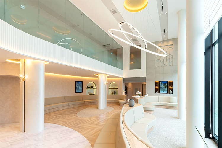 上野レディスクリニック 名古屋市北区 高級感あふれる院内。輪を描く2つの照明は「母子」を表している