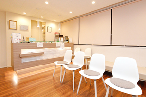 秋山歯科クリニック 葛飾区 リラックスして診療を待てるよう配慮された待合スペース