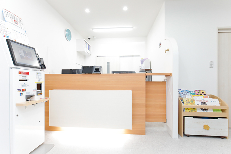 はつかり耳鼻咽喉科クリニック 川越市 明るい雰囲気の受付は、自動精算機を設置
