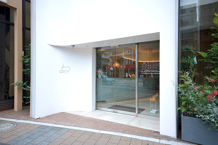 はまもと歯科クリニック 広島市中区 白い外観が目印の「はまもと歯科クリニック」