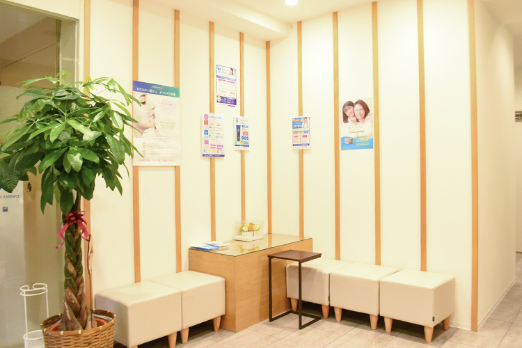 生駒Mkyデンタルクリニック 生駒市 清潔感のある内装とやわらかな照明の待合室