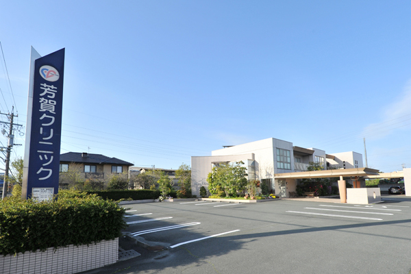 医療法人勝心会 芳賀クリニック 豊橋市 約60台駐車可能な駐車場
