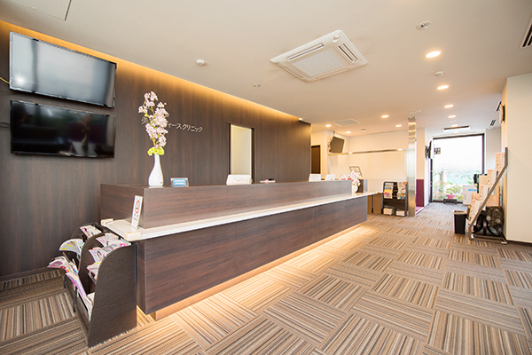 美和レディースクリニック 大和市 受付。ホテルのようなシックで落ち着いた空間