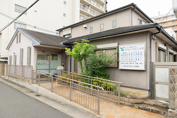 かないクリニック 東大阪市 玄関前にスロープが設置され、バリアフリー設計の院内