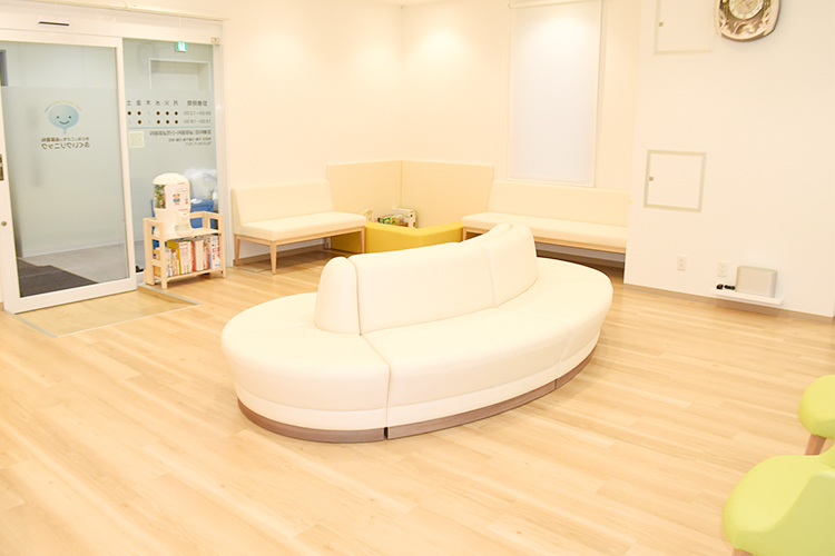 おとなとこどもの泌尿器科ふくいクリニック 香芝市 白いソファーを配したリビングのようにくつろげるクリニック
