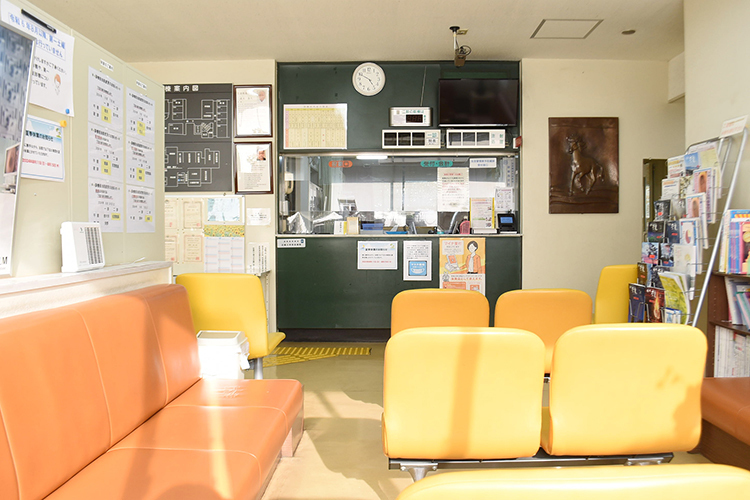 榎本医院 御所市 暖色系の待合はくつろげるスペース