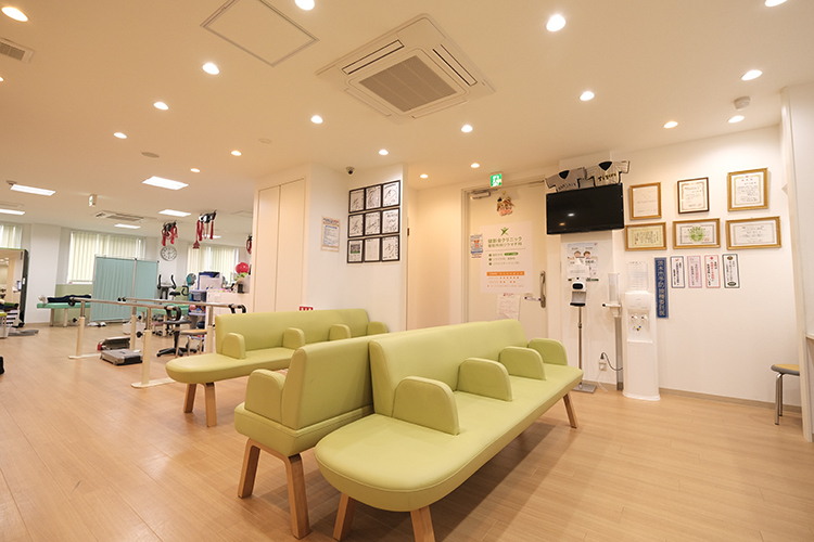 健彰会クリニック 整形外科リウマチ科 茨木市 広々とした待合は患者本人だけでなく付添人の負担も軽減する