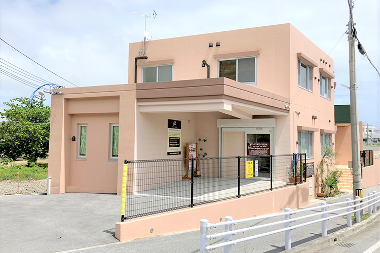 のぞみ歯科クリニック　こども矯正歯科室 中頭郡北中城村 島袋小学校に隣接、クリニック前に駐車場5台