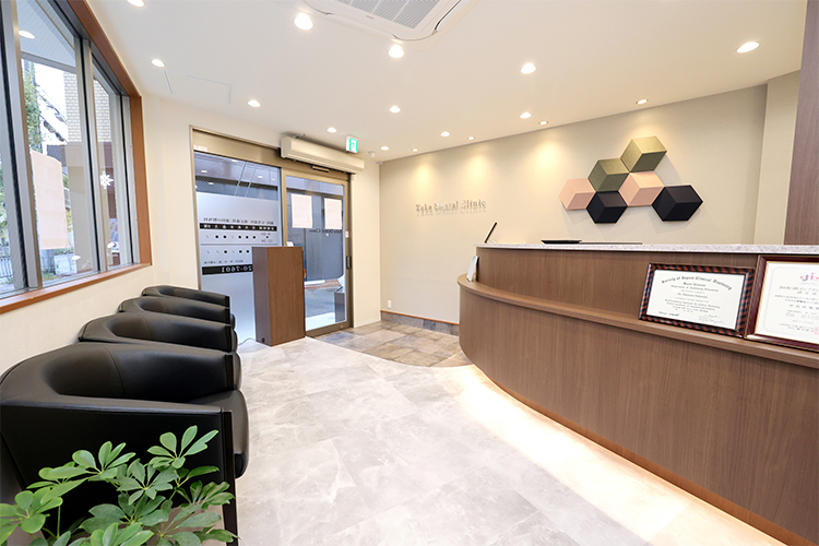 Taka デンタルクリニック 八尾市 明るく広々とした待合室