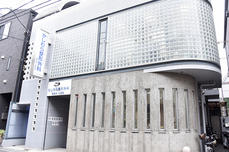 かじわら整形外科　豪徳寺・松原院 世田谷区 駅より徒歩5分、窓ガラスが印象的な外観