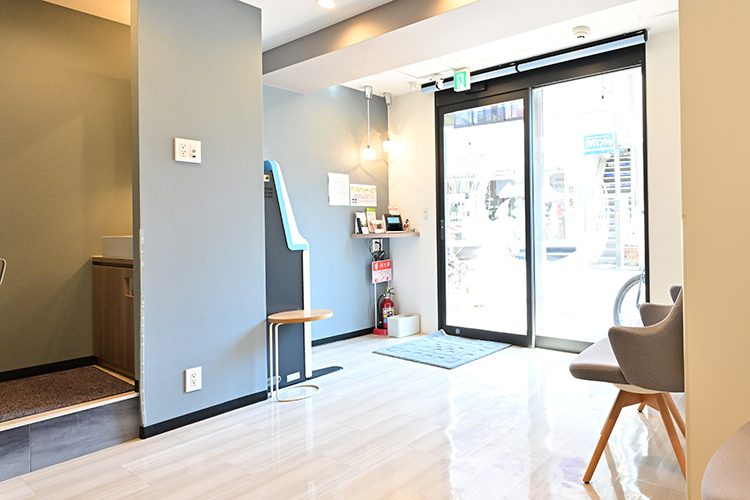 東松原歯科 世田谷区 東松原駅の西口2出口を出てすぐ目の前にある