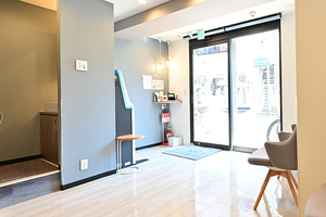 東松原歯科 世田谷区 東松原駅の西口2出口を出てすぐ目の前にある