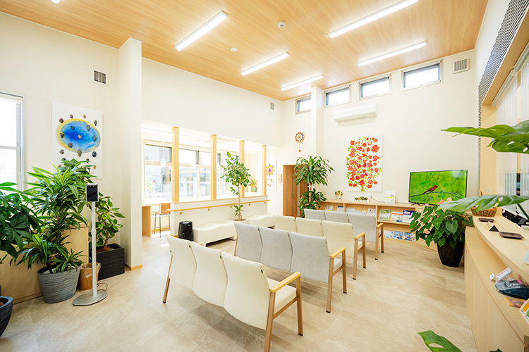 おのクリニック 松山市 天井が高く明るい待合室には、カウンター席も完備