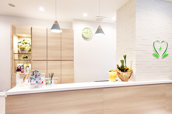 とも歯科・矯正歯科クリニック 大阪市福島区 朝8時から診療。通学や通勤前にも通院しやすい同院