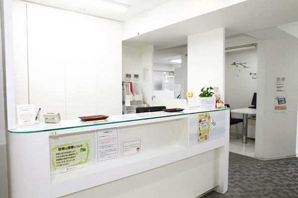 松友歯科クリニック 松山市 白を基調とした清潔感ある明るい院内
