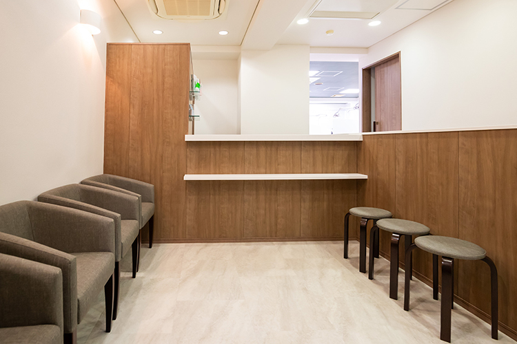 八丁堀かわむら歯科 広島市中区 木目調で落ち着いた雰囲気の待合室