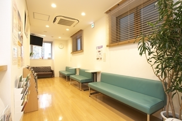 馬車道さくらクリニック 横浜市中区 院内は木のぬくもりが感じられる温かみのある空間