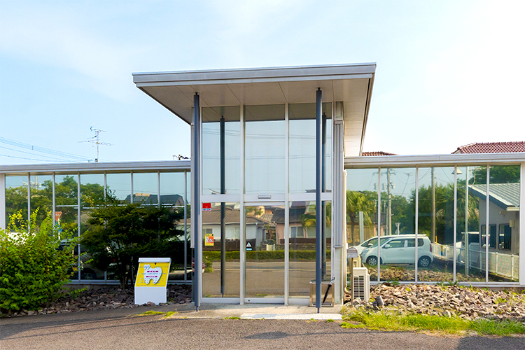 みえeatデンタルクリニック 宮崎市 閑静な住宅街にあり、駐車場が広く止めやすい
