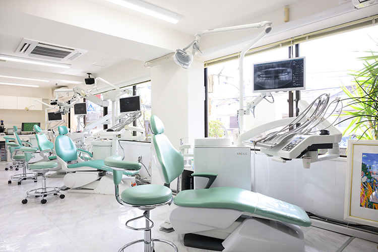 岡部歯科 江戸川区 診察室は明るい日の光が差し込み開放的な雰囲気だ