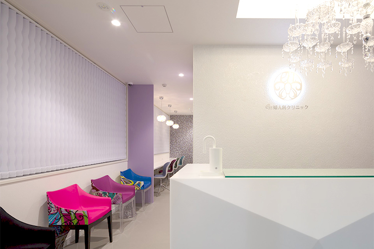 en婦人科クリニック 福岡市中央区 六本松駅3番出口より徒歩3分。3台分の専用駐車場を備えている