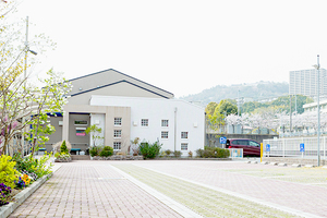 三木整形外科内科 箕面市 広々とした駐車場で車での通院に便利