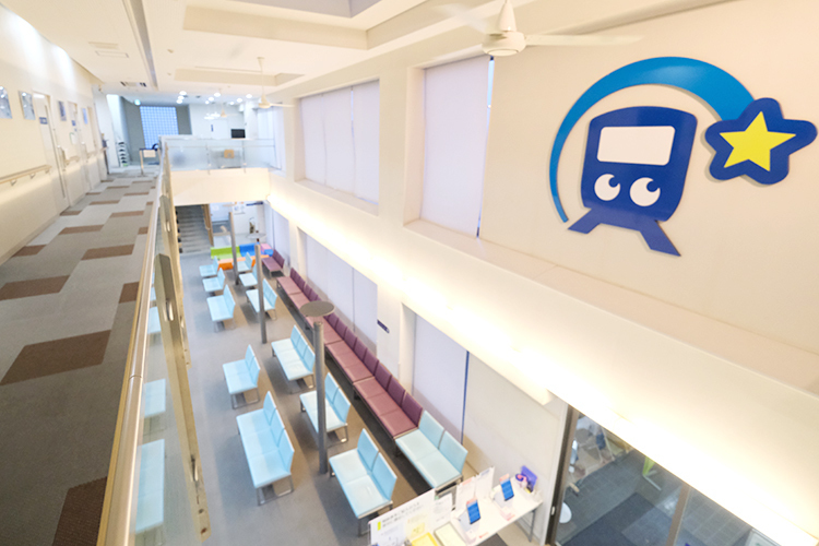 ほしあい眼科 さいたま市緑区 青い電車と星のマークがポイント