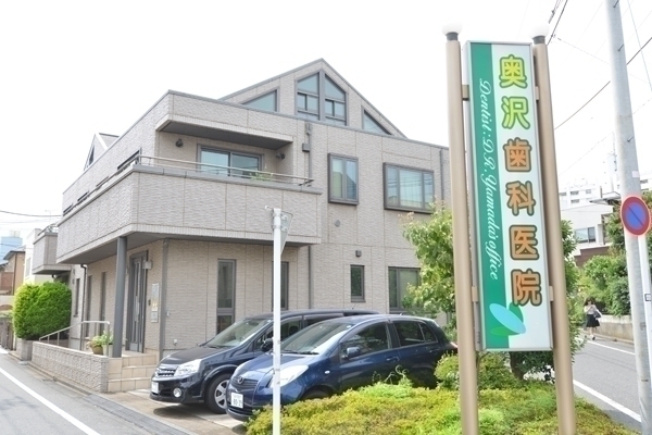 奥沢歯科医院 世田谷区 奥沢駅より徒歩1分。たくさんの花が目印