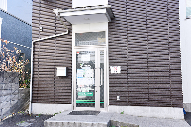 仁愛堂クリニック 江戸川区 平井駅より徒歩4分。住宅街に自然と溶け込む、ぬくもりある外観