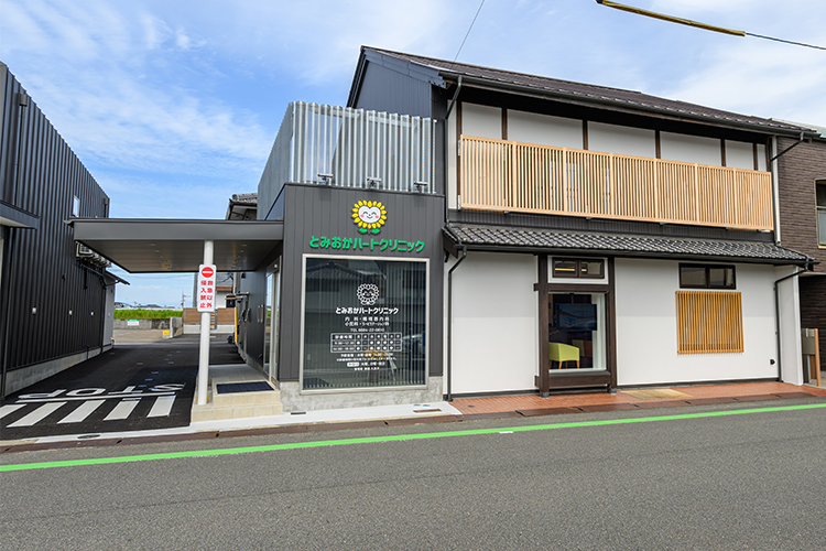 とみおかハートクリニック 阿南市 クリニック横に16台の駐車スペース完備。車での通院もしやすい