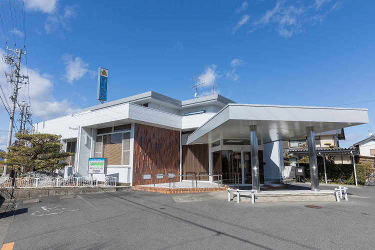 荒川医院 安八郡輪之内町 地域の人々の健康を見守ってきた「荒川医院」。駐車場完備