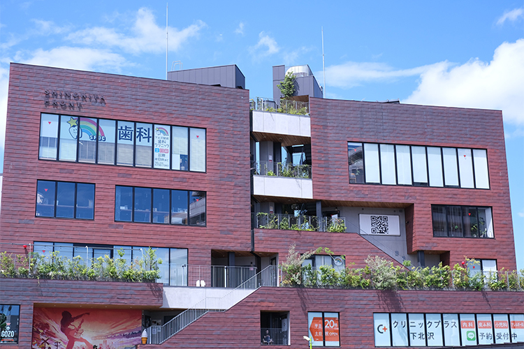 下北沢駅前歯科クリニック 世田谷区 下北沢駅東口から目の前のビル。通いやすい立地のクリニック