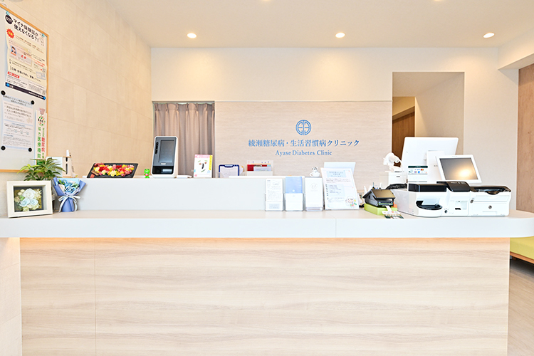 綾瀬糖尿病・生活習慣病クリニック 足立区 木目を基調とした温かみのある院内