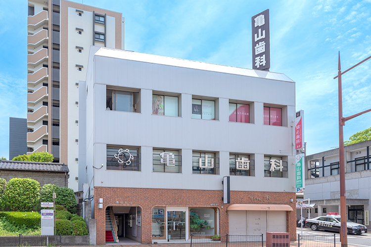 亀山歯科・愛子矯正歯科 北九州市八幡西区 2階では一般歯科、3階では矯正歯科メインに行う