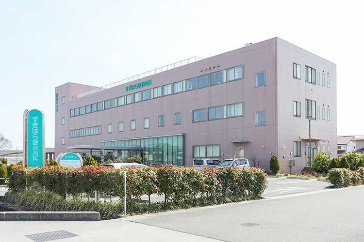 すぎはら眼科内科 倉敷市 大型駐車場を完備し公共交通機関でも通いやすい立地にある