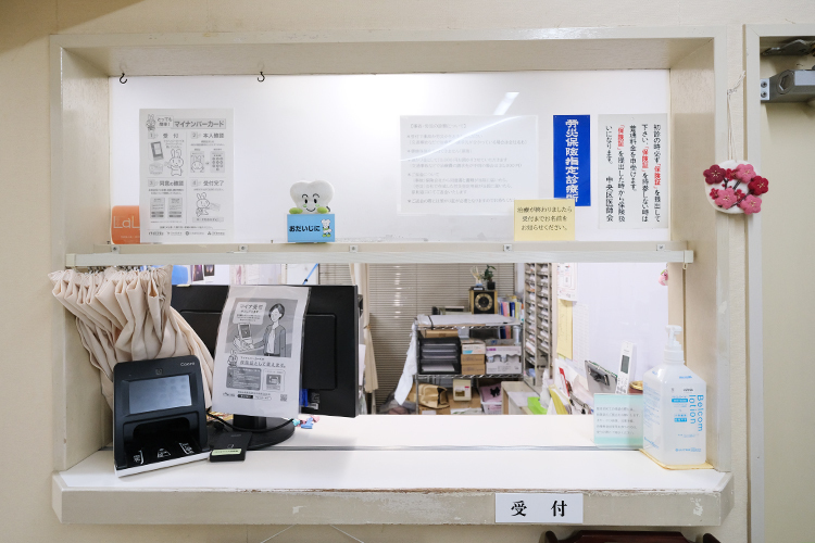 鈴木整形外科 中央区 受付スタッフが笑顔で優しく迎える