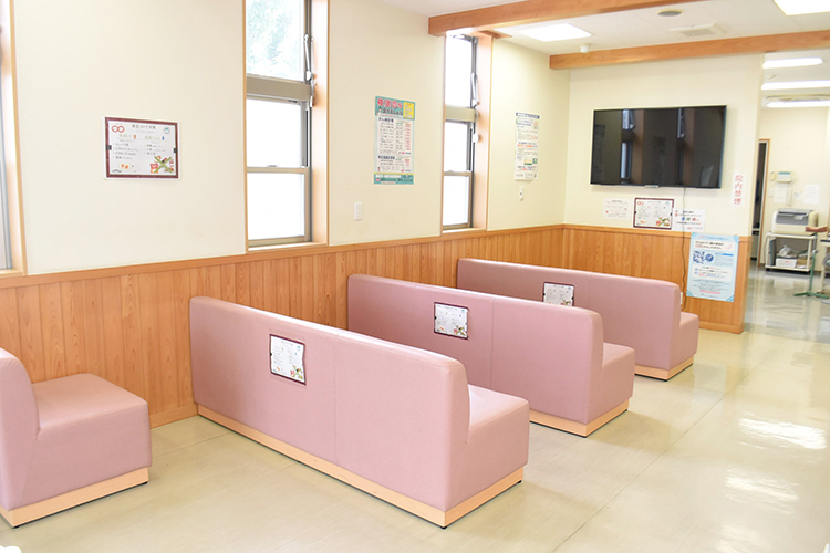 クリニック吉田 橿原市 採光抜群の明るく広い待合室