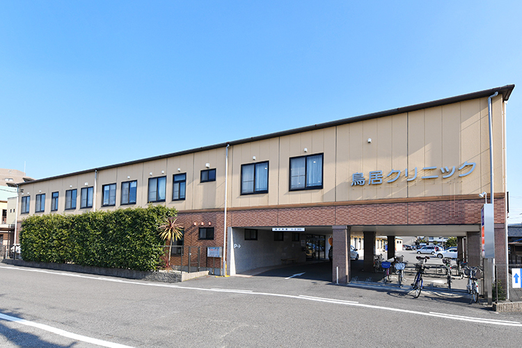 鳥居クリニック 春日井市 駐車場50台完備。院内にはさまざまな施設が充実している