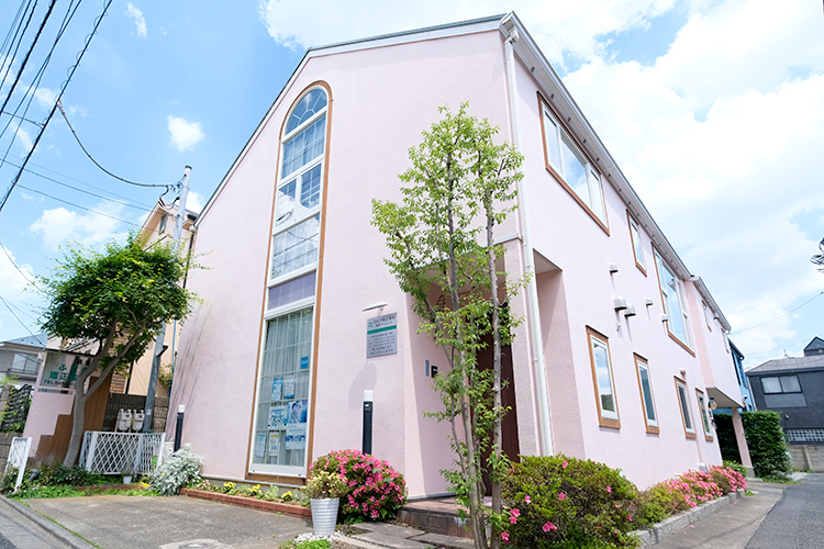 ふなき矯正歯科 経堂クリニック 世田谷区 経堂駅から徒歩8分、住宅風でピンクの外観がかわいい