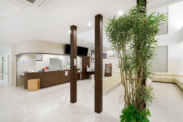 河田外科脳神経外科医院 松山市 明るい光が差す吹き抜け天井の待合室。院内はバリアフリー