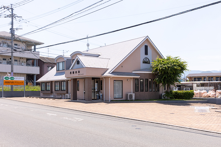 西園内科クリニック 飯塚市 広々とした駐車場。第２駐車場も備えている