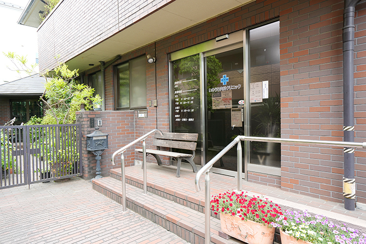 いのうち内科クリニック 横浜市緑区 バリアフリーにも対応。院長自ら入り口付近の花の手入れも行う