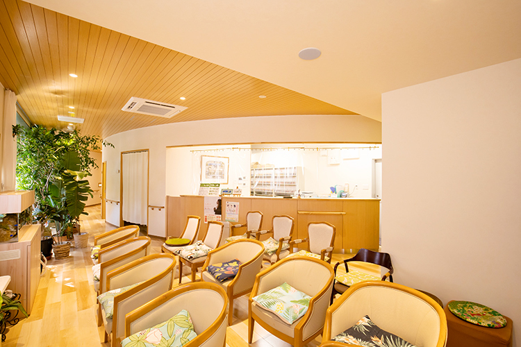 松原クリニック 桑名市 植物や水槽のある落ち着いた雰囲気の待合